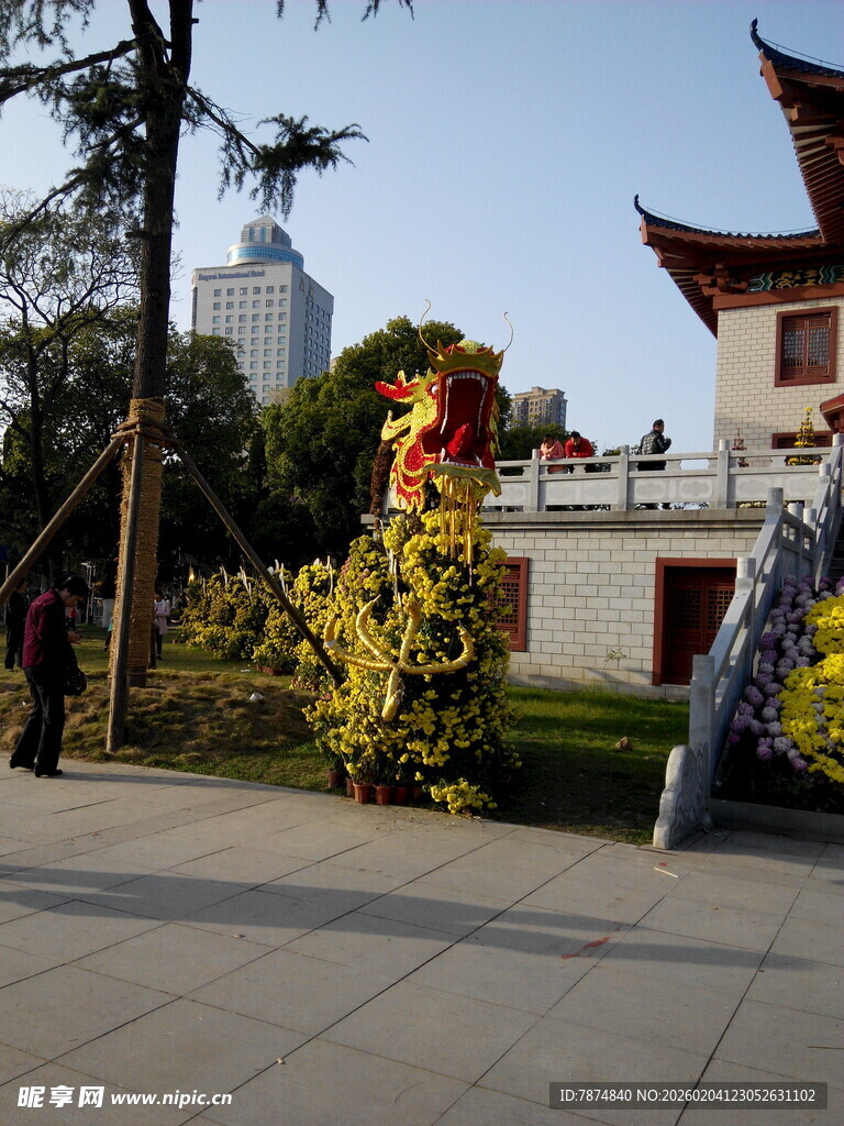中式园林前的花卉造型