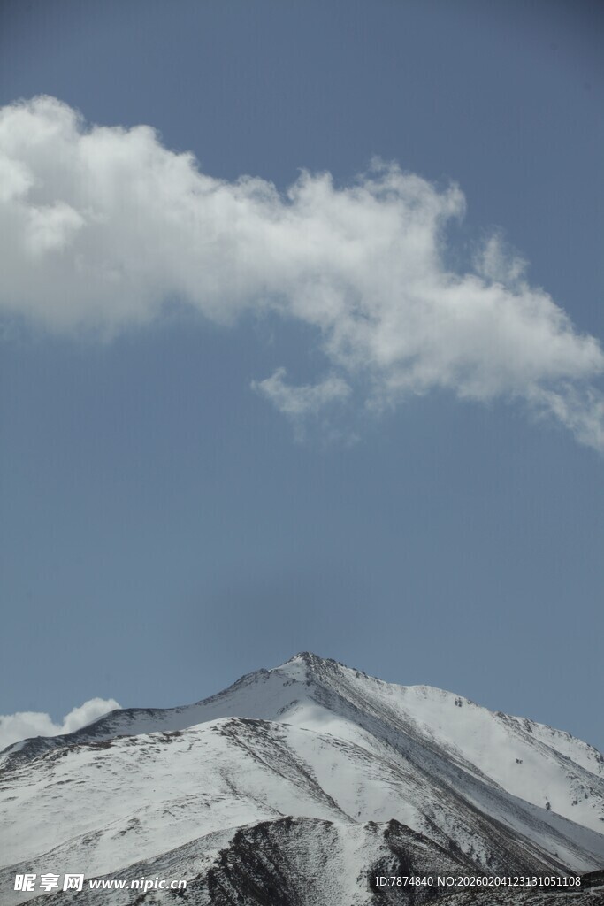 雪山蓝天美景