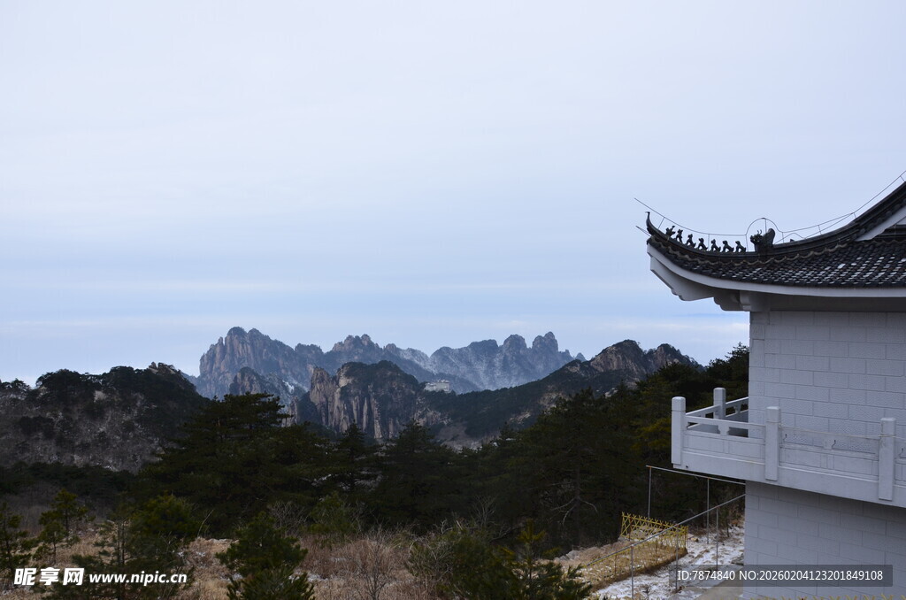 中式建筑旁的壮丽山景
