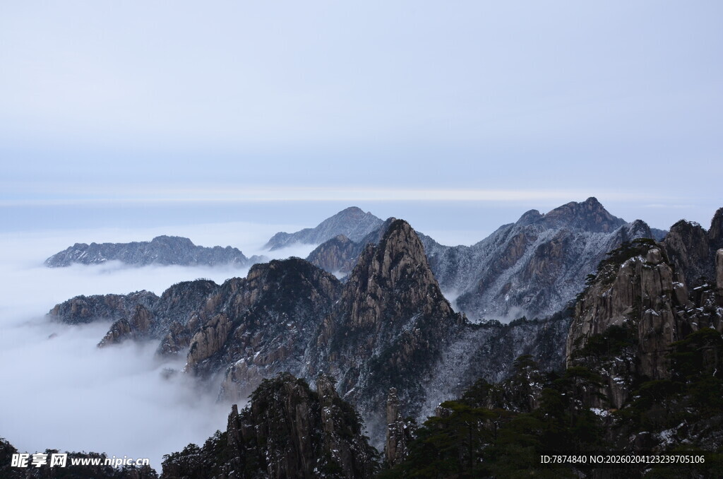 云雾缭绕的壮丽山峦