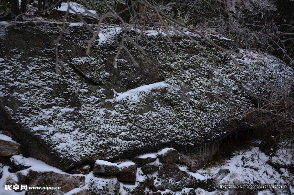 覆雪岩石景观