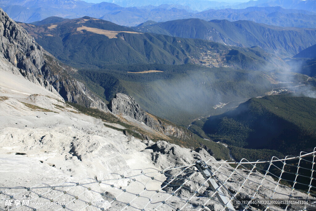 高山美景与云雾环绕之景
