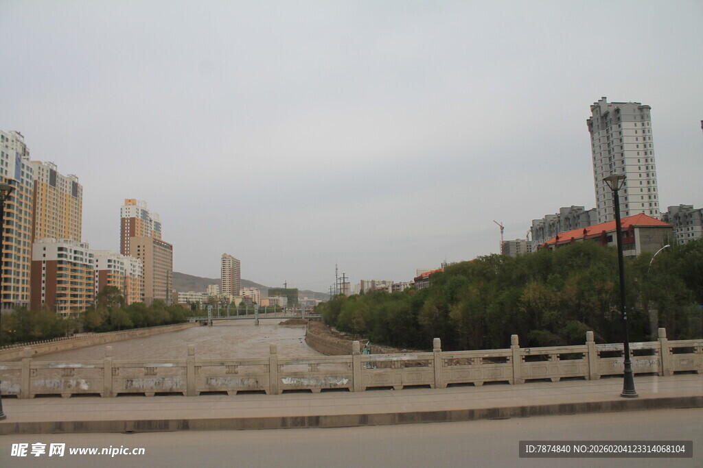 城市道路旁的建筑景观