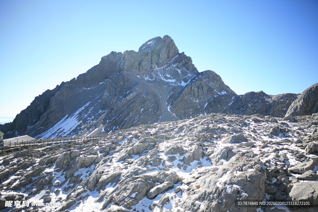 巍峨雪山岩石景观