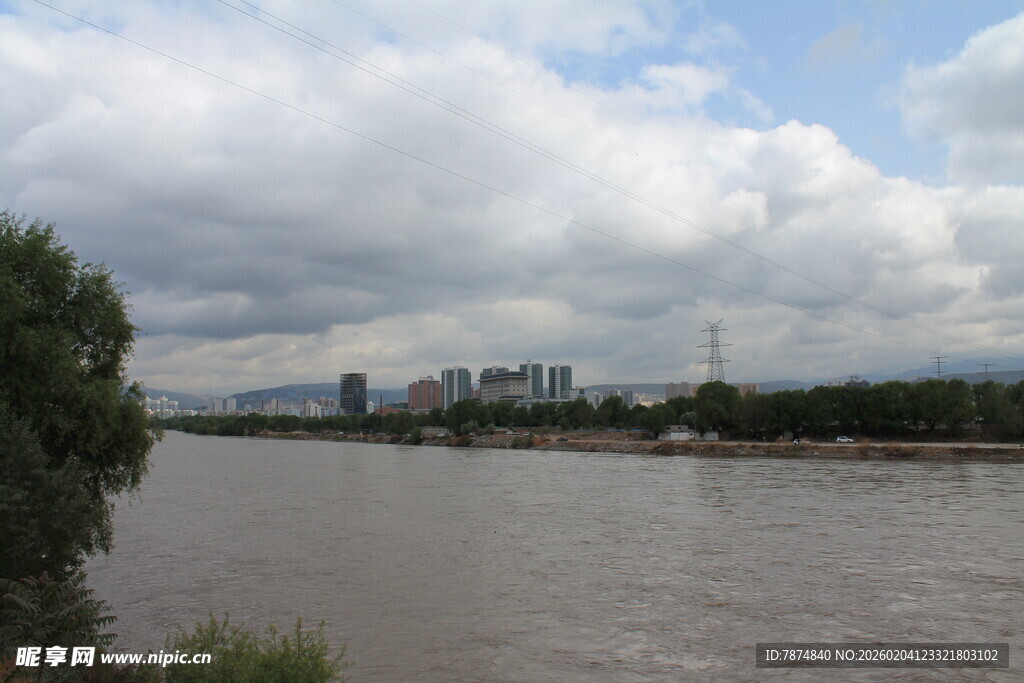 河畔城市风光