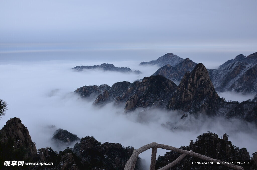 云雾缭绕的壮美山峦景观