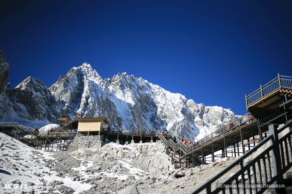 雪山下的建筑景观