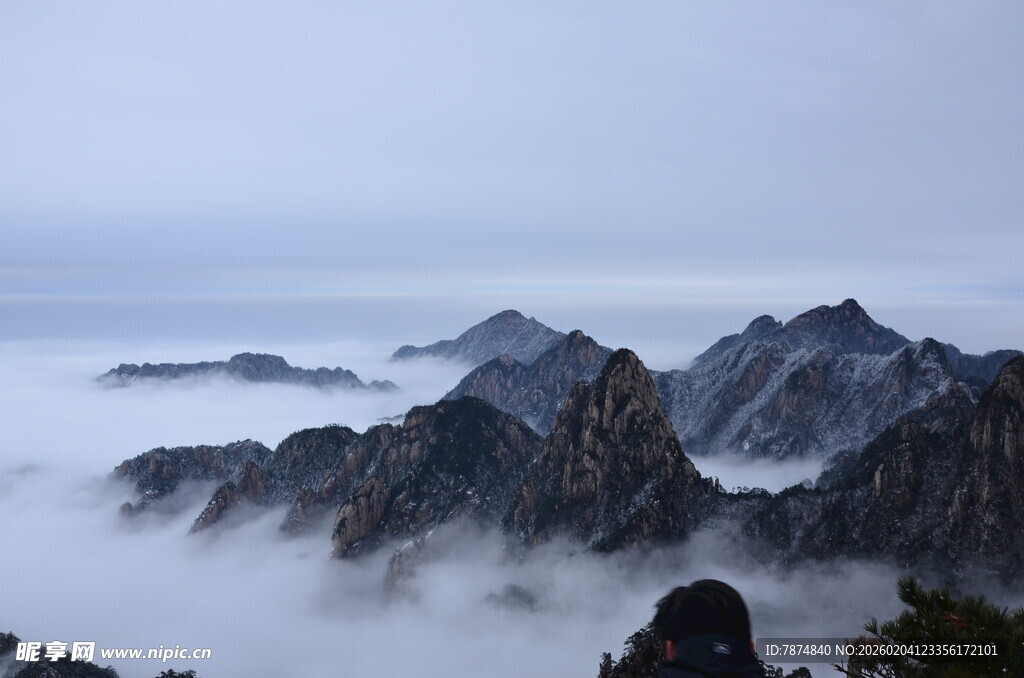 云海环绕的壮丽山峦