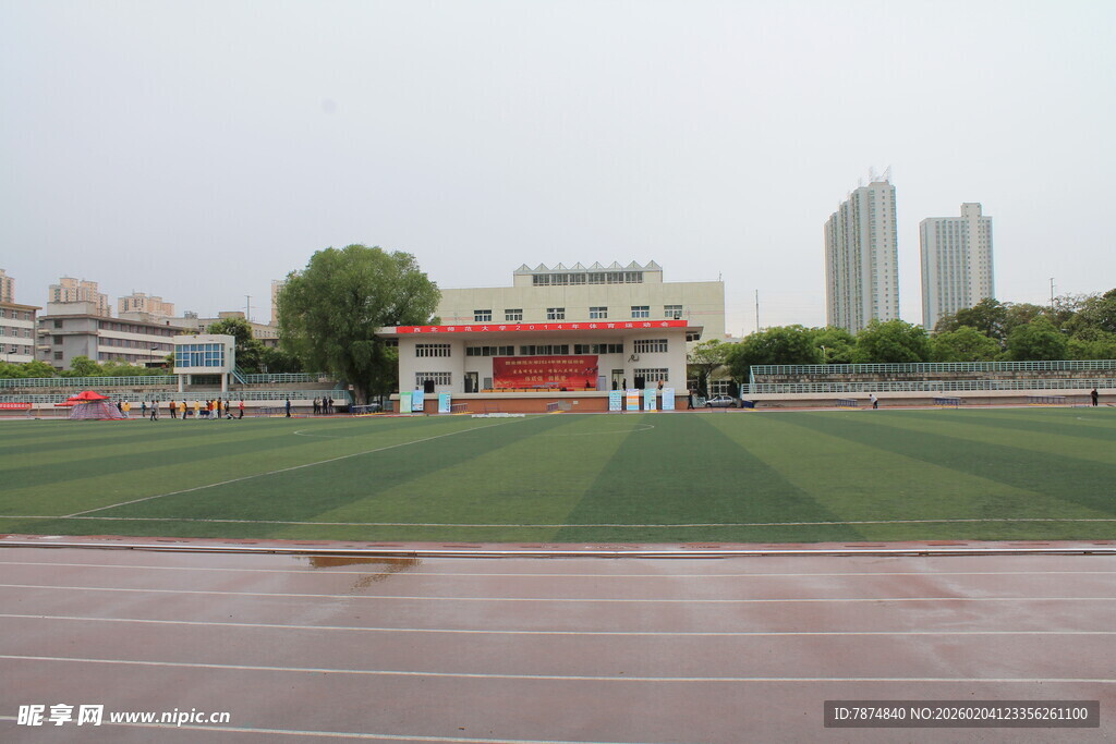 校园操场与教学楼景观