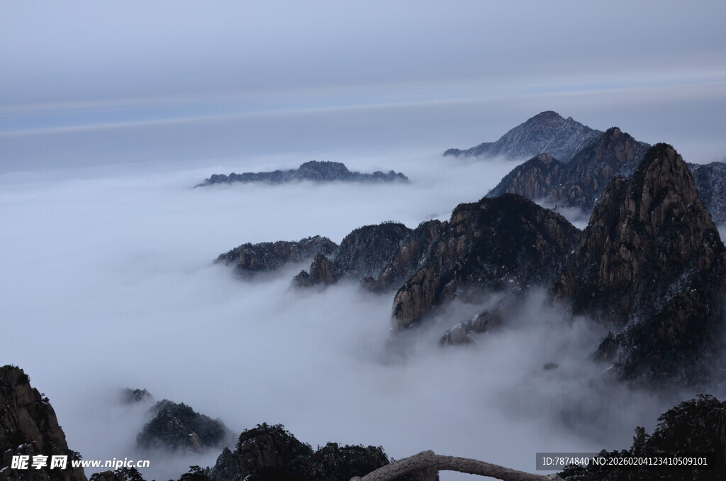 云海环绕的壮丽山峦