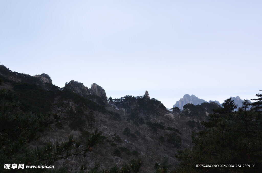 巍峨山峦景色