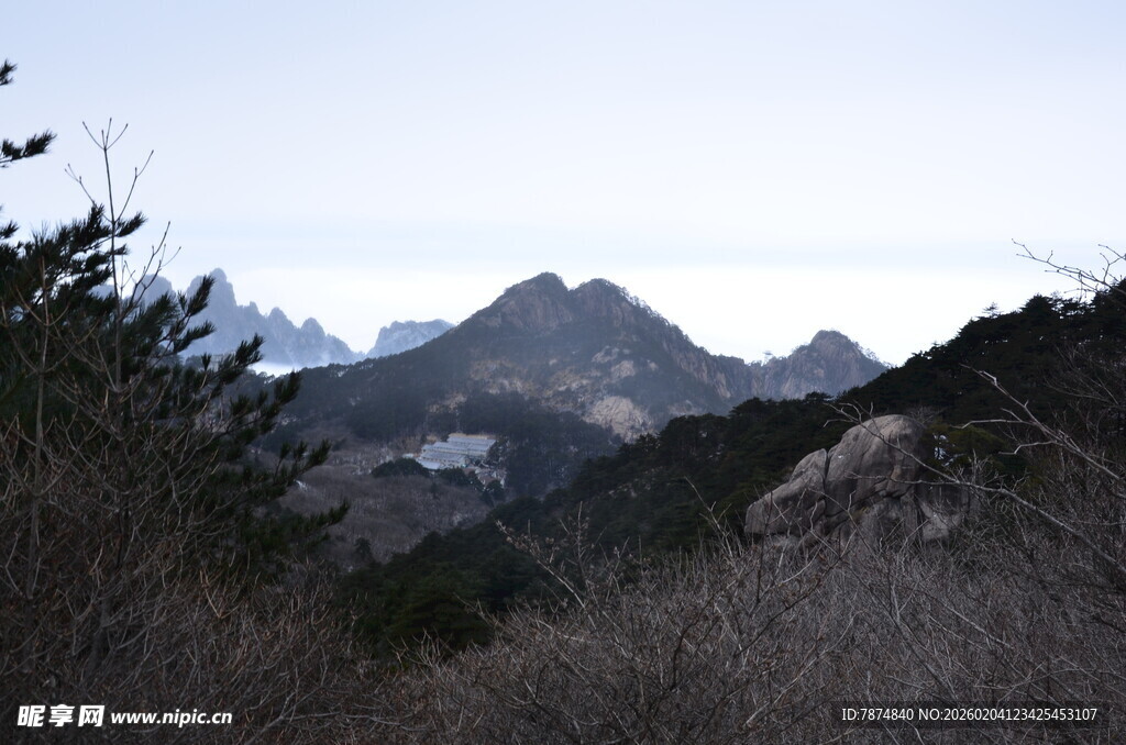 山间景致 远观巍峨山峦