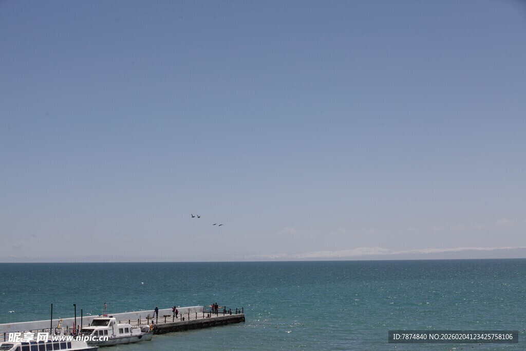 海边码头的宁静海景