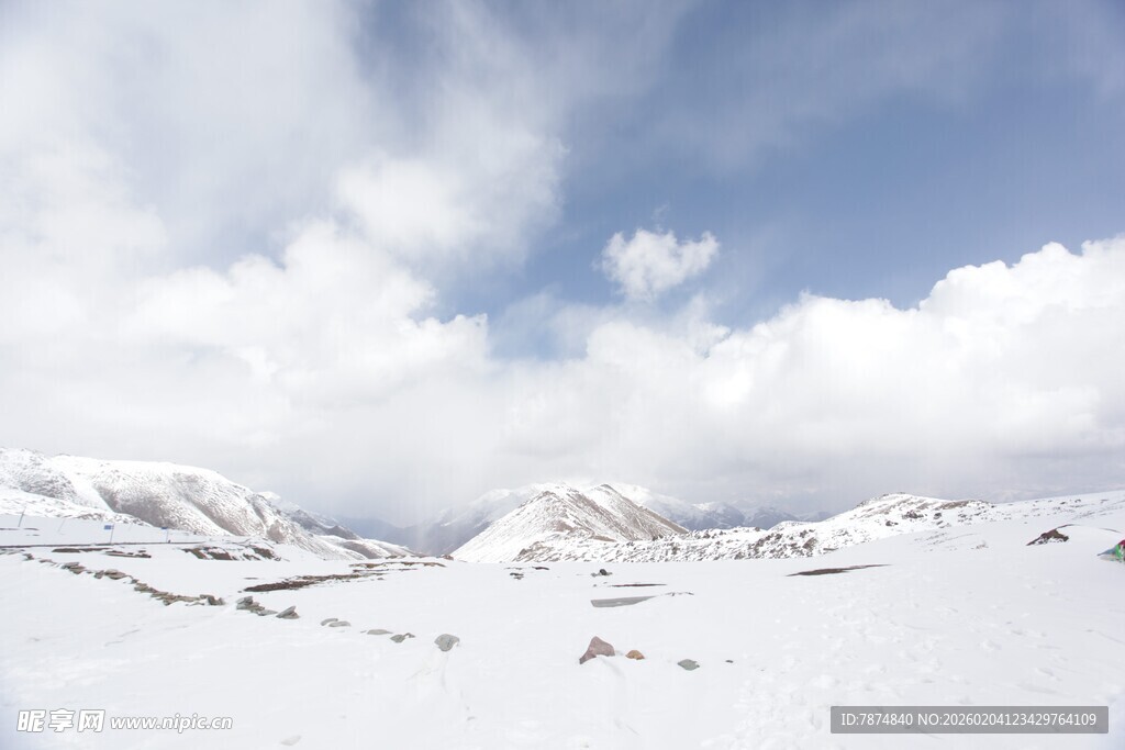 雪山蓝天美景