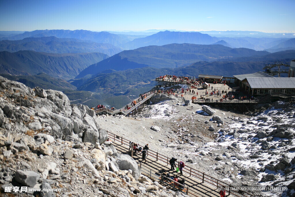 高山徒步场景