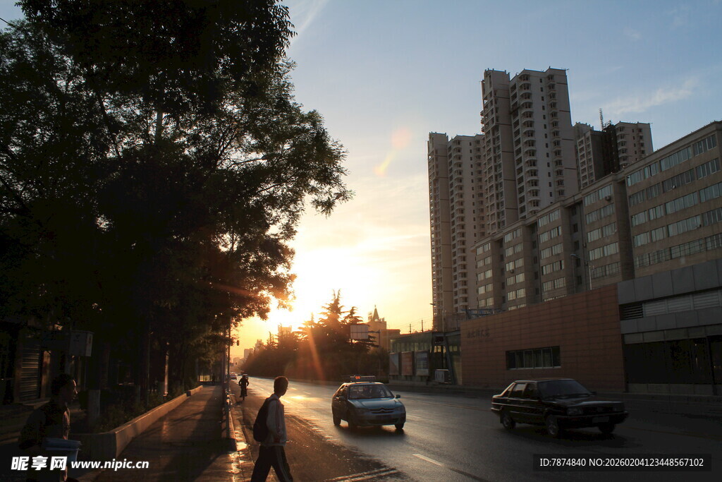 夕阳下的城市街道景象