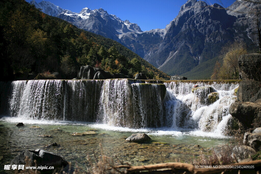 山间壮丽瀑布景观