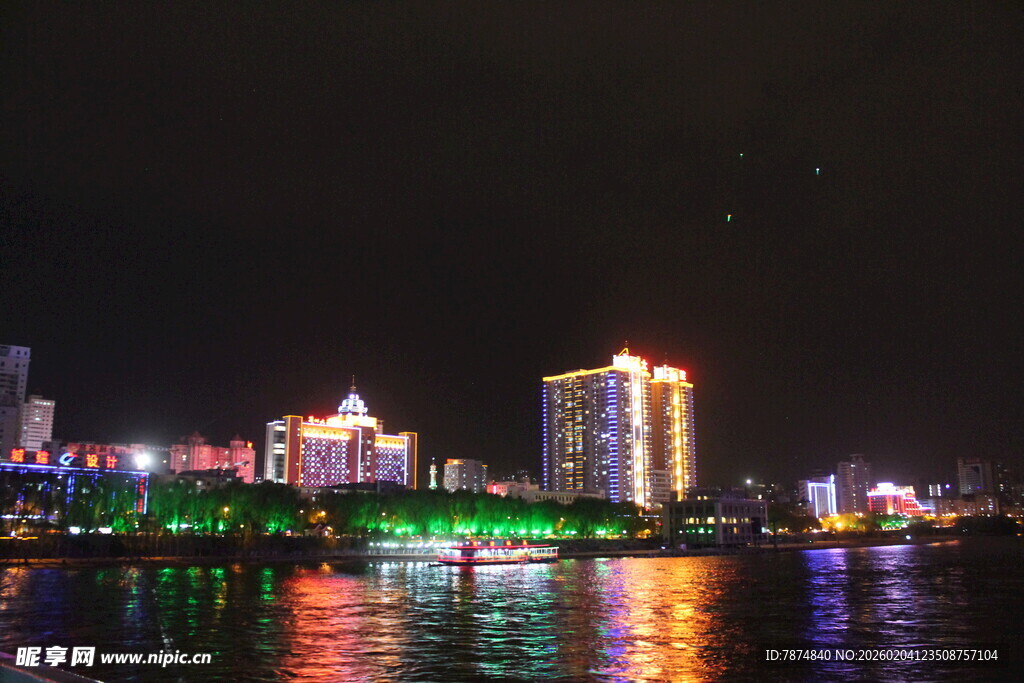 城市夜景璀璨的河畔风光