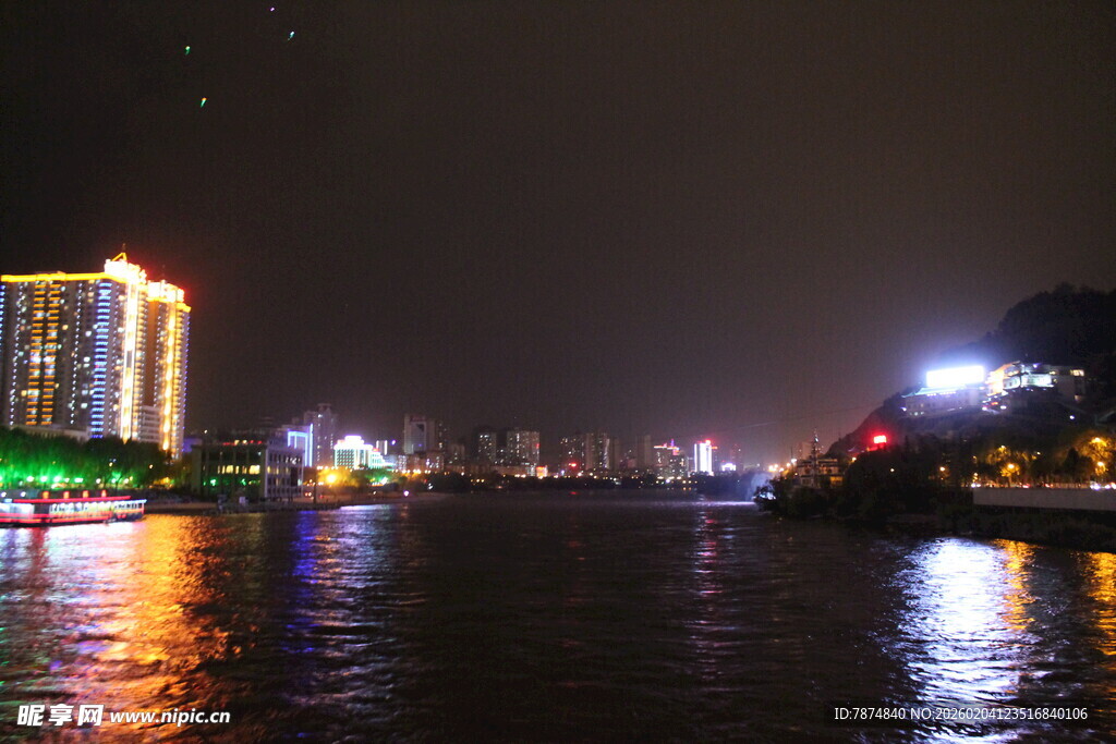 城市河畔璀璨夜景