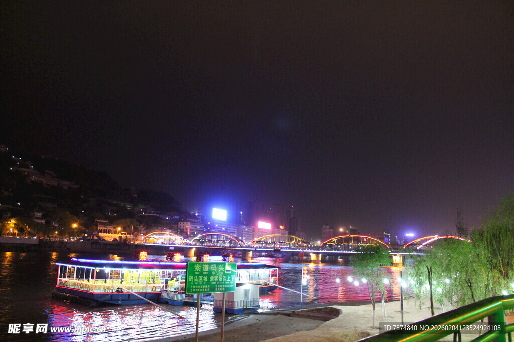 夜晚河畔绚丽灯光景观