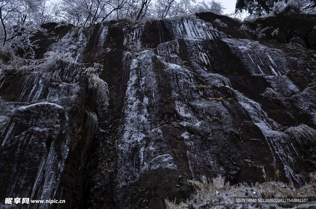 山间冰瀑景观