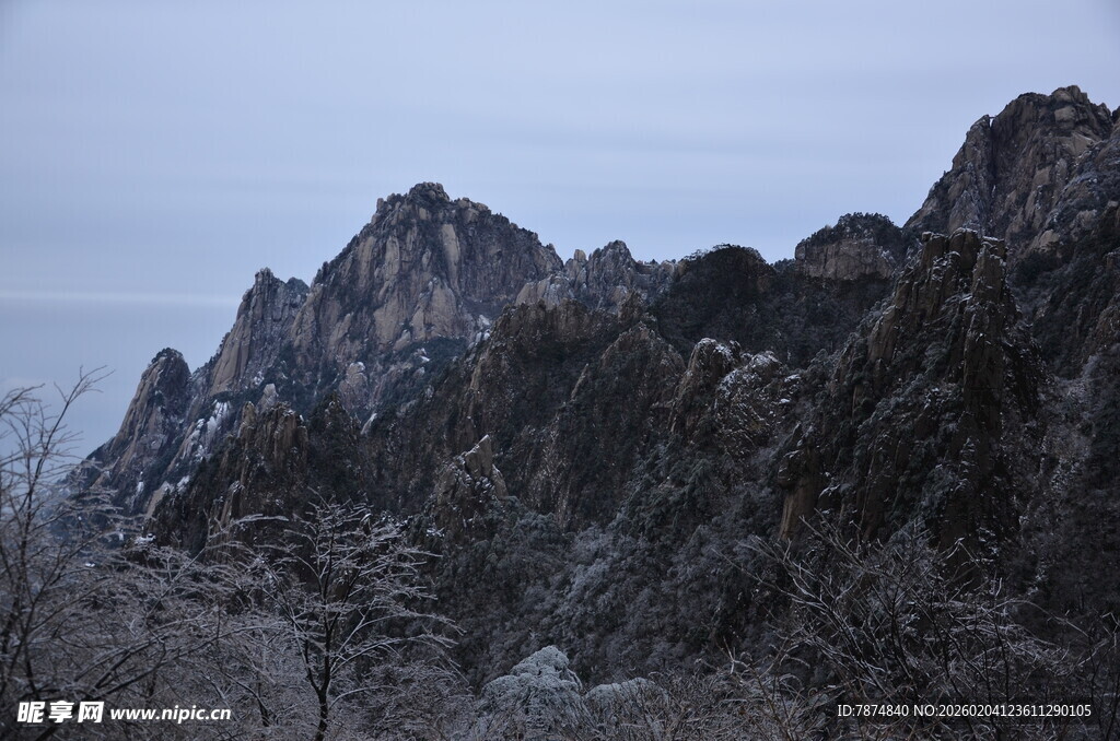 冬日峻峭山峰雪景
