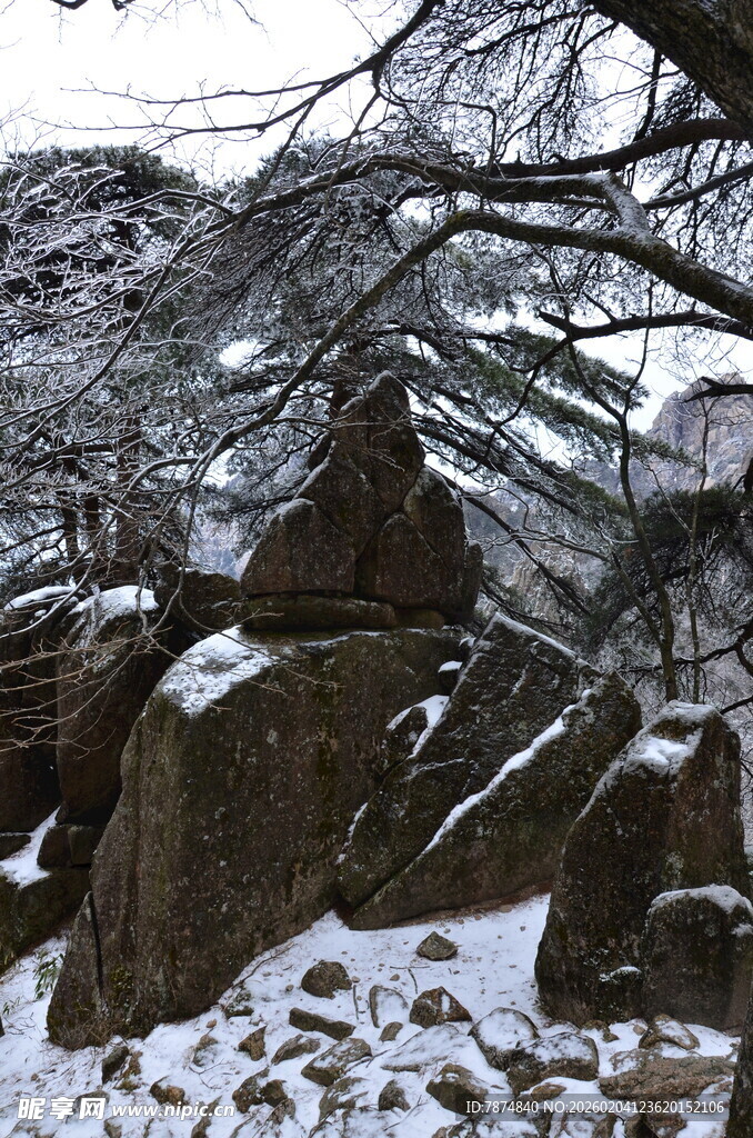 雪覆山间石屋