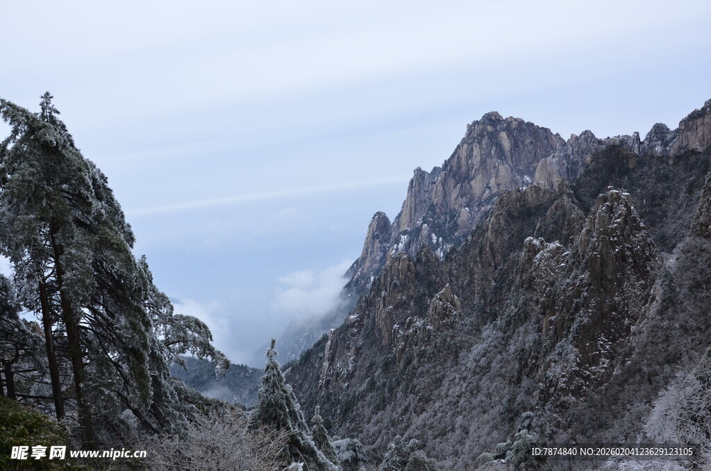 巍峨山间景