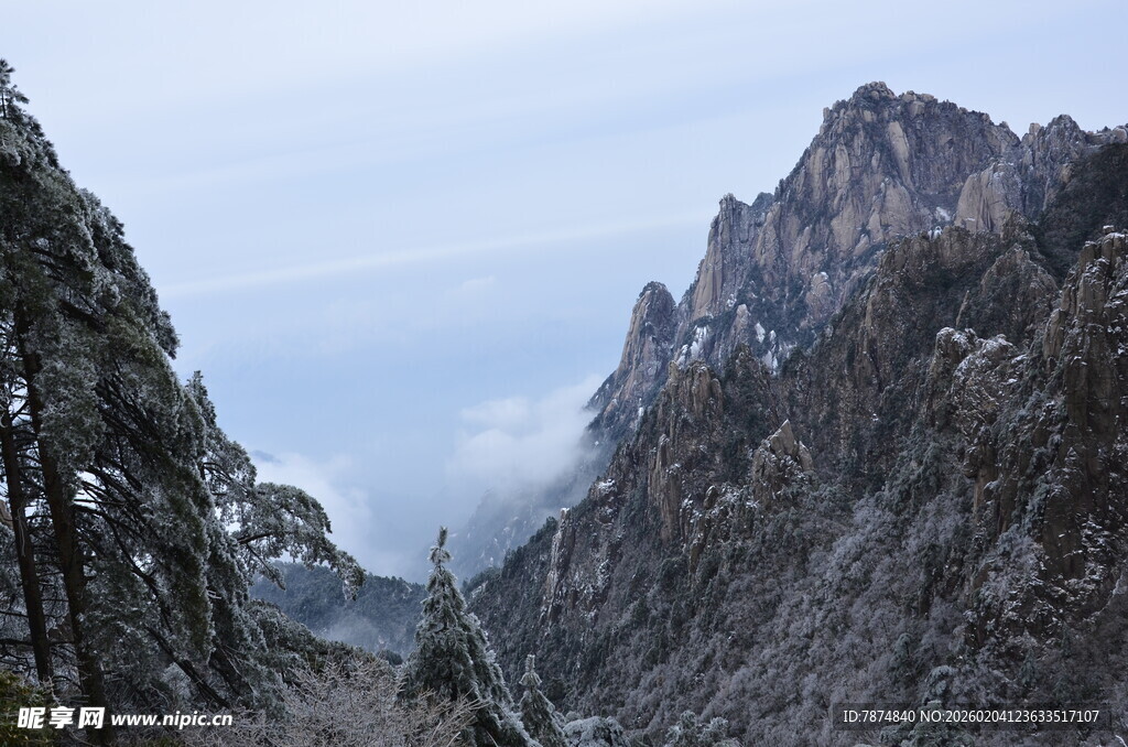 雪覆山峦间的壮美景色