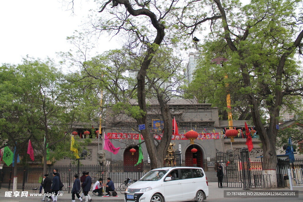 古树下的中式建筑与车辆