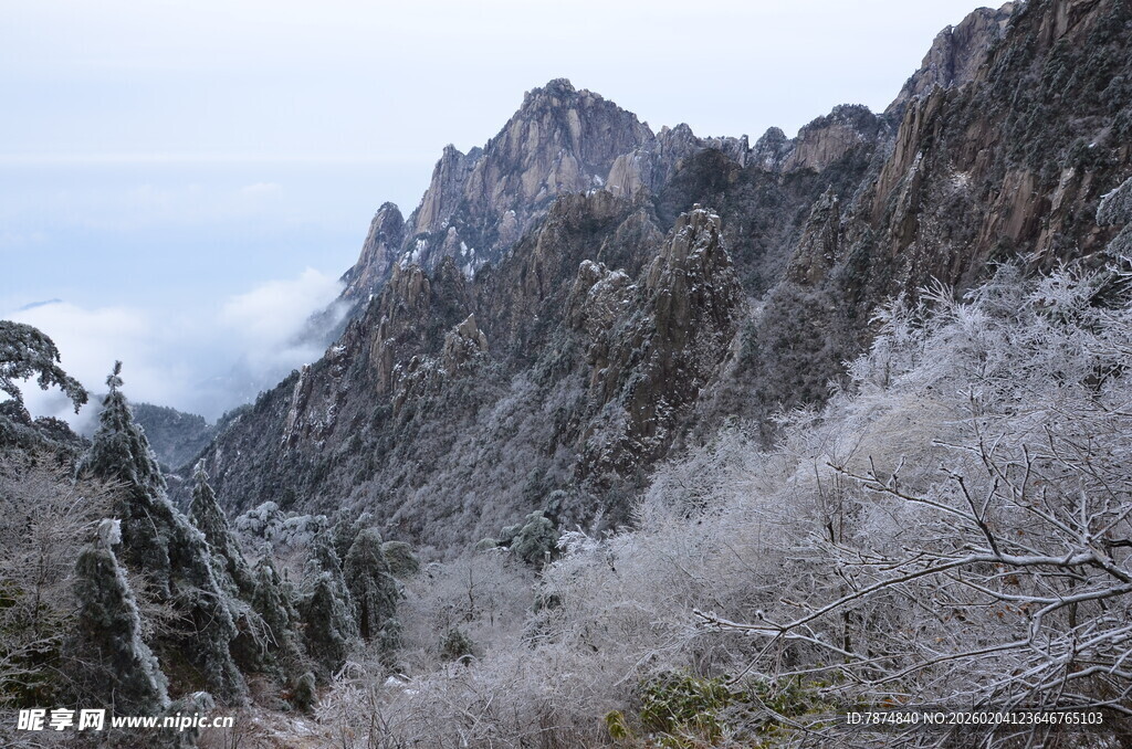 冬日雪覆山峦美景