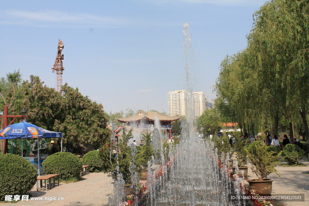 城市公园中的喷泉景观