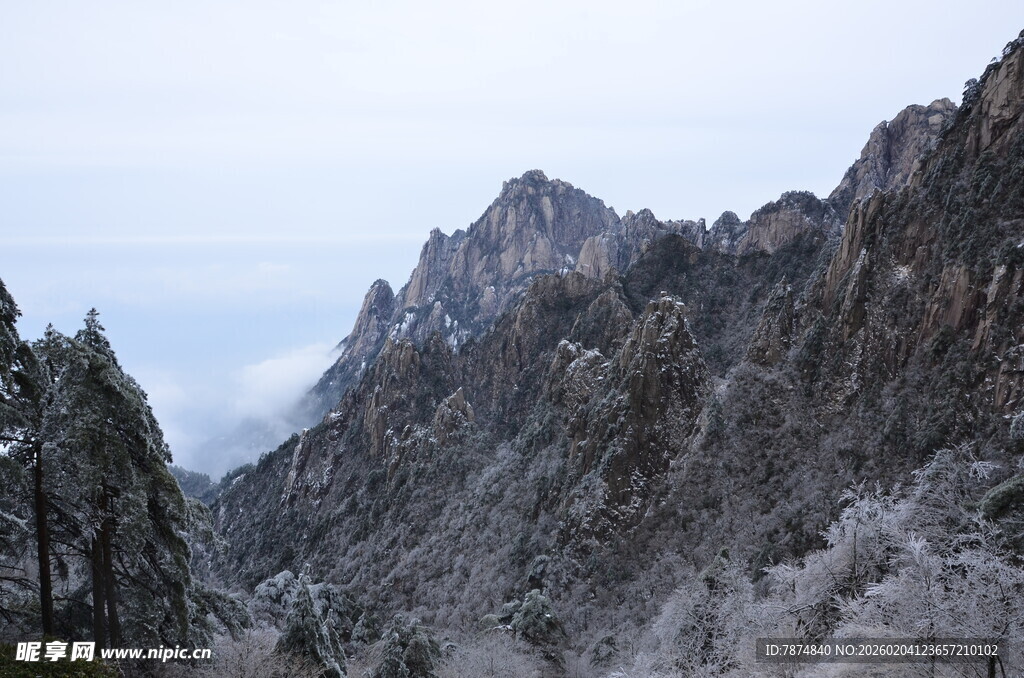雪覆山峦美景