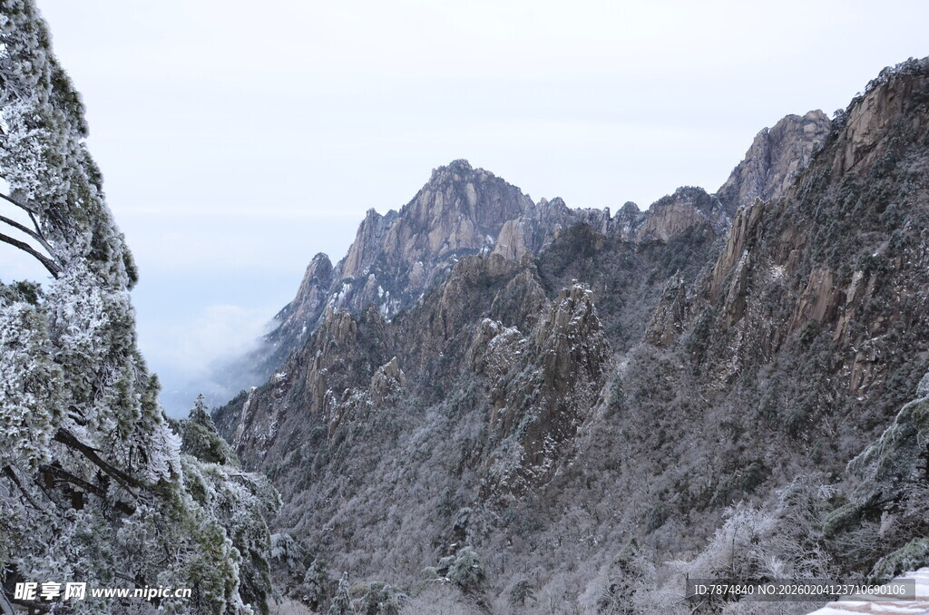 雪覆山峦壮丽景致