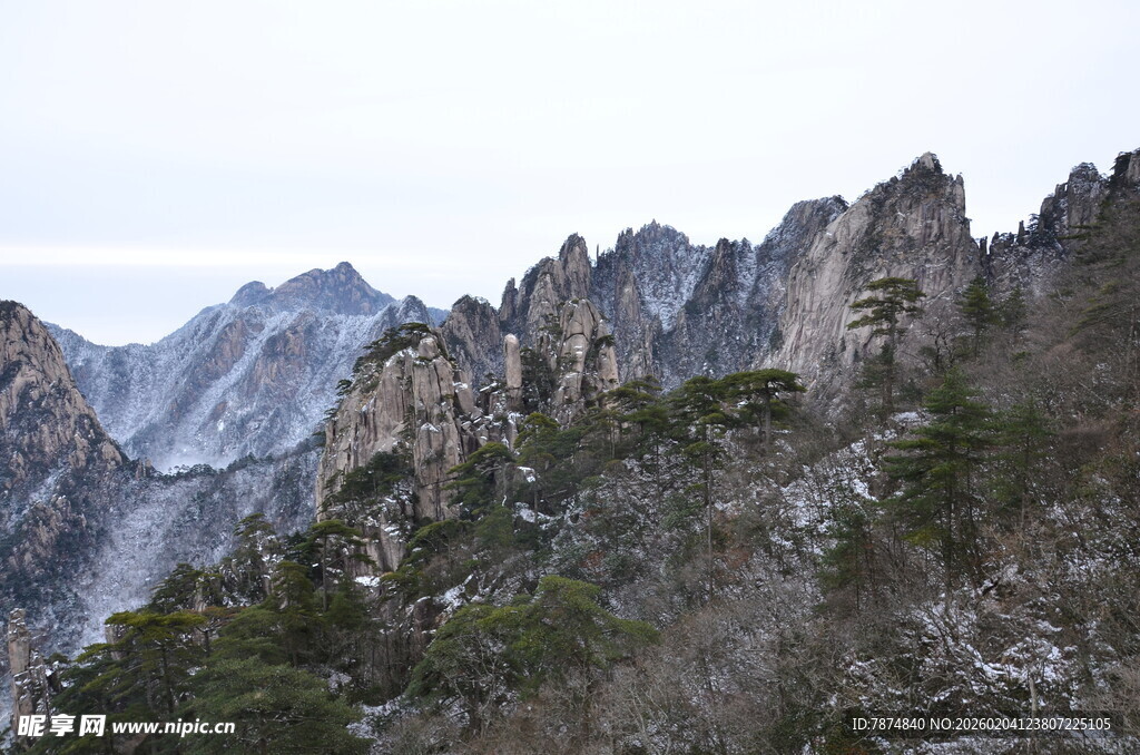 巍峨峻峭的壮丽山峰