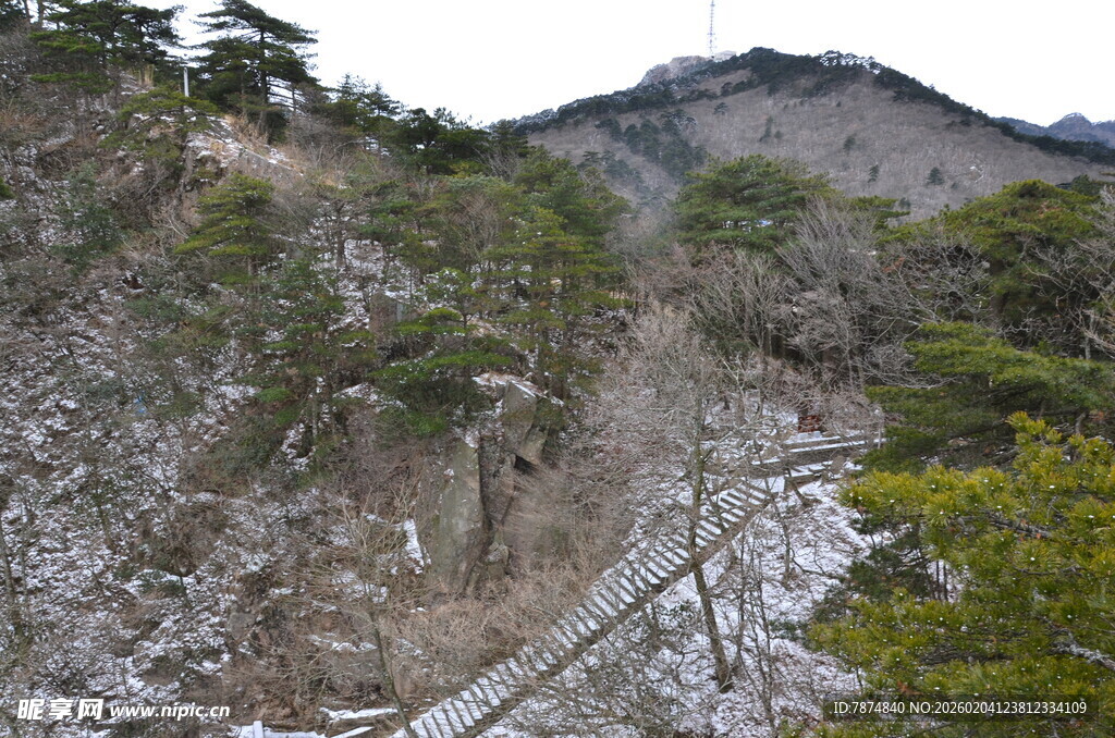 山间雪景中的蜿蜒小路