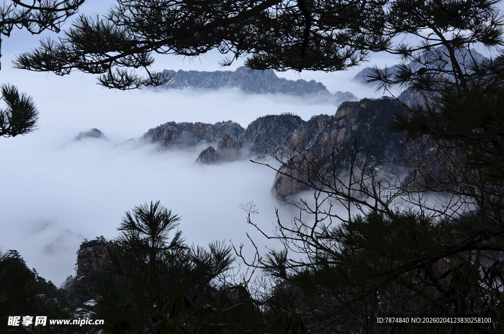 雪覆山峦云雾缭绕图景