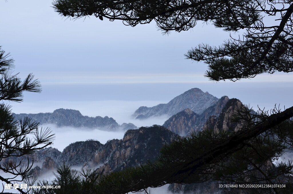 黄山云海中的秀丽山景