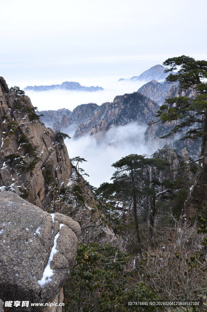 黄山壮丽云海与山峦景观