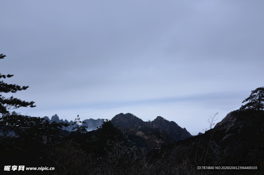 山间云雾缭绕的壮丽景色