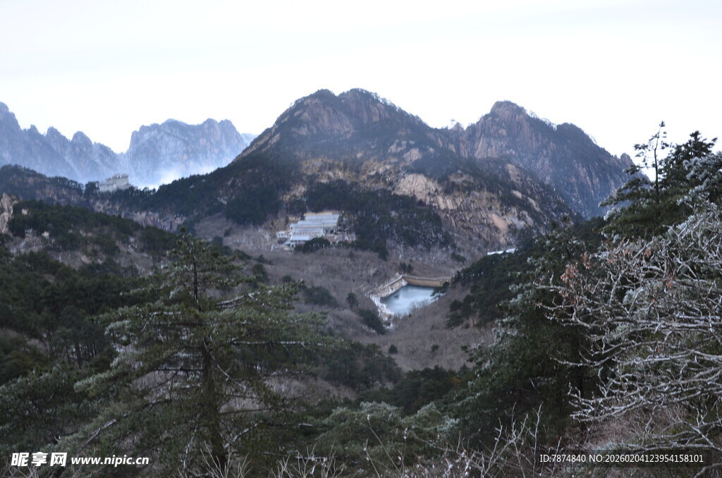 壮美山峦间的静谧景致
