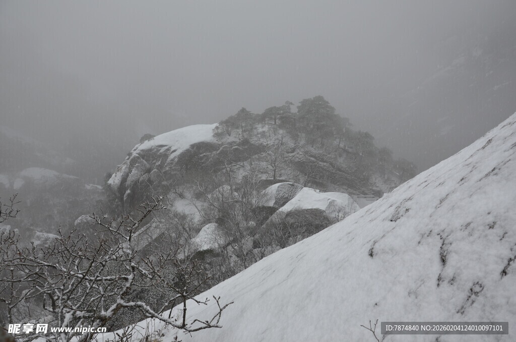雪覆山峦 雾霭中的壮美景色