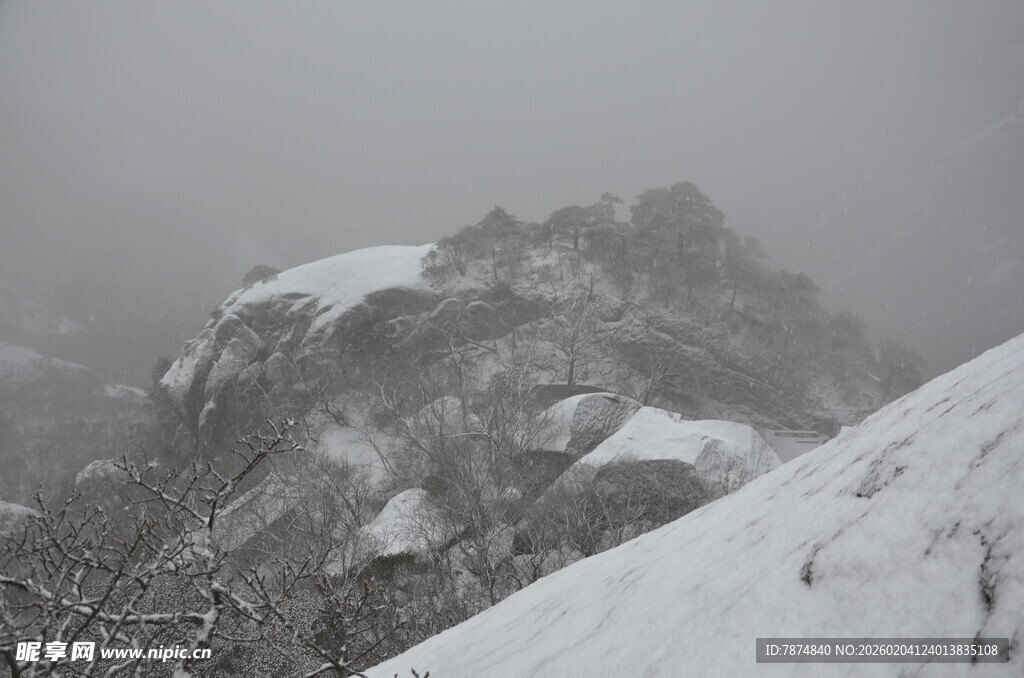 雪覆山峦的壮丽景致
