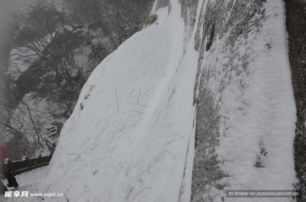 山间雪瀑景观