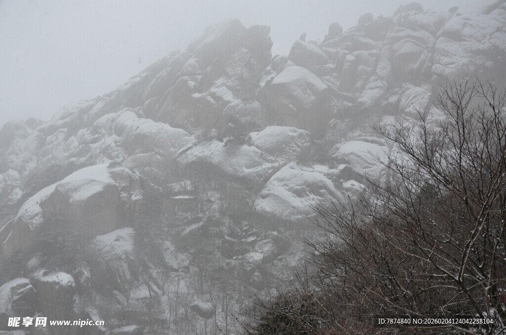 雪覆山峦景