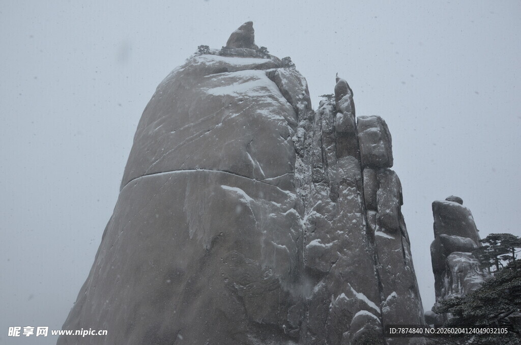 雪覆奇峰