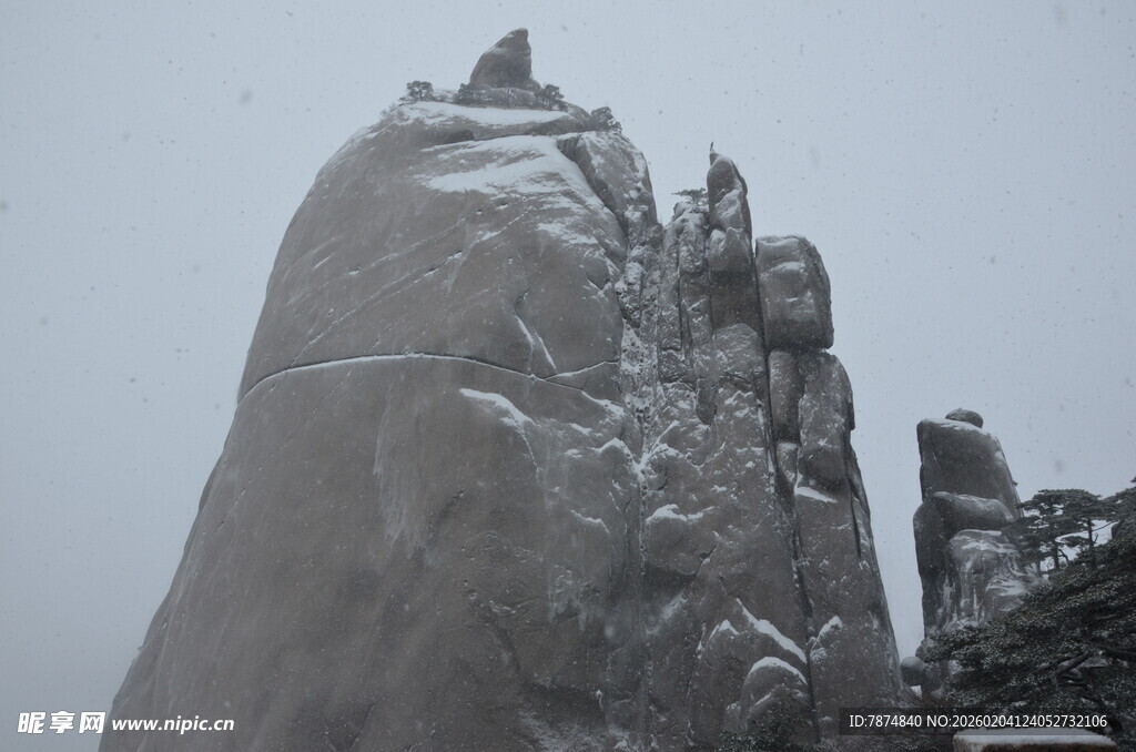 雪覆奇峰