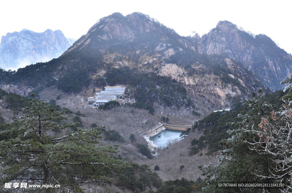 山间美景 静谧湖泊与山峦