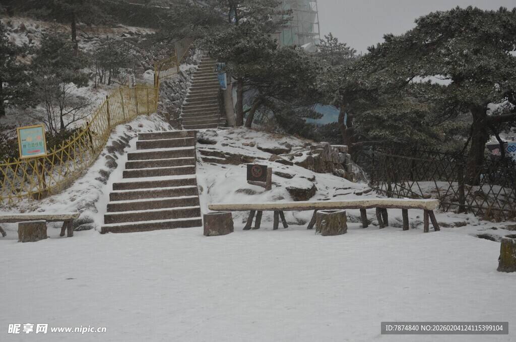 雪覆石阶的静谧山间景色