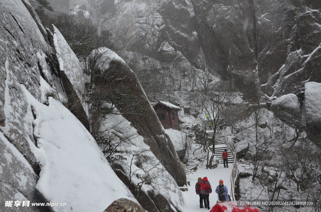 雪中山间徒步队伍